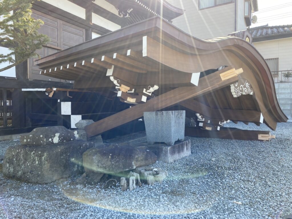 地震によって倒壊した興仁寺薬師堂の向拝